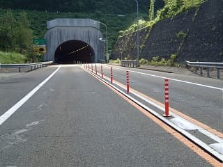 車線分離標（ラバーポール）『ツイストポール・P』 秋田自動車道 横手トンネル